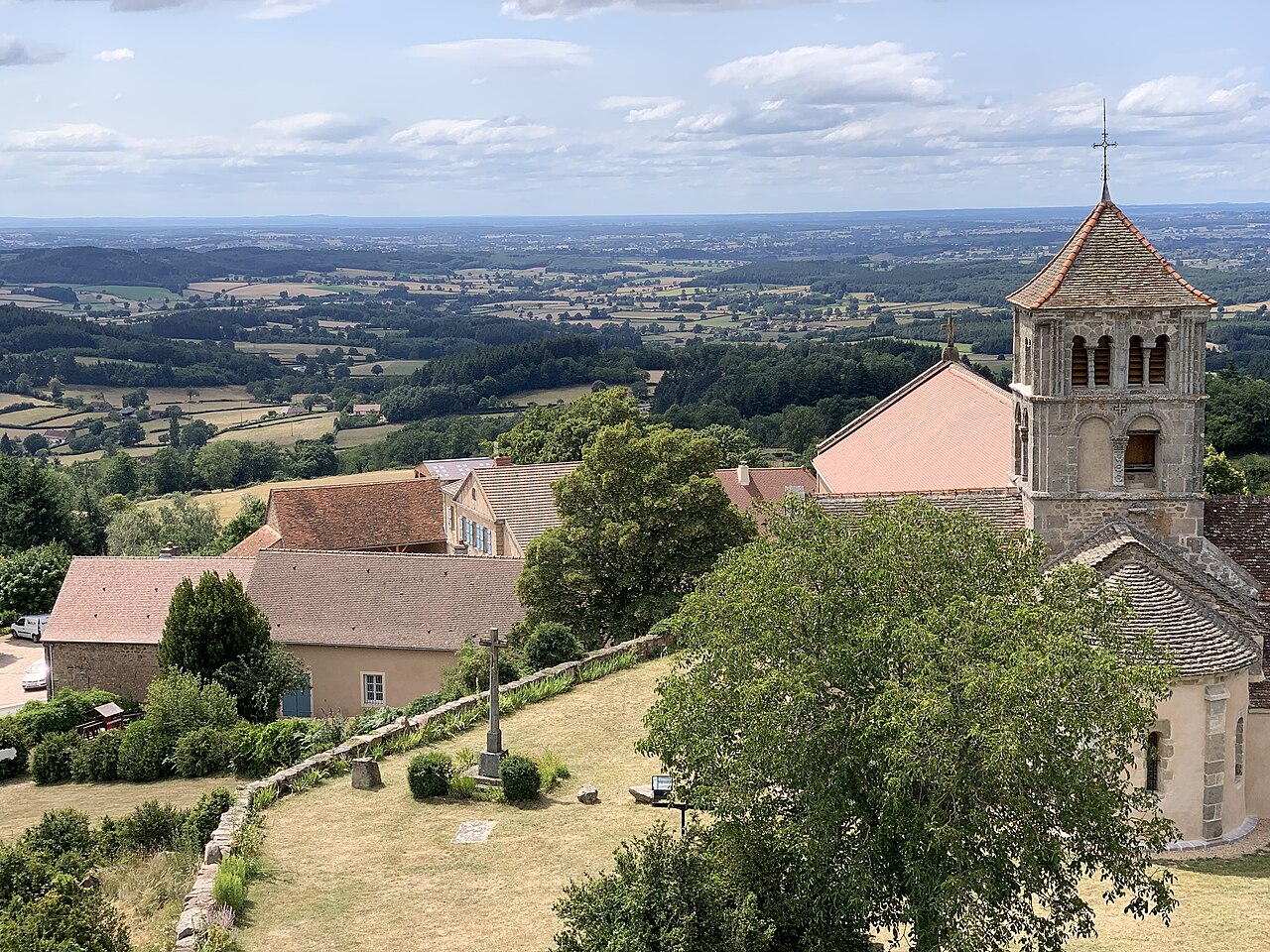 Vue du bourg de Suin depuis la butte